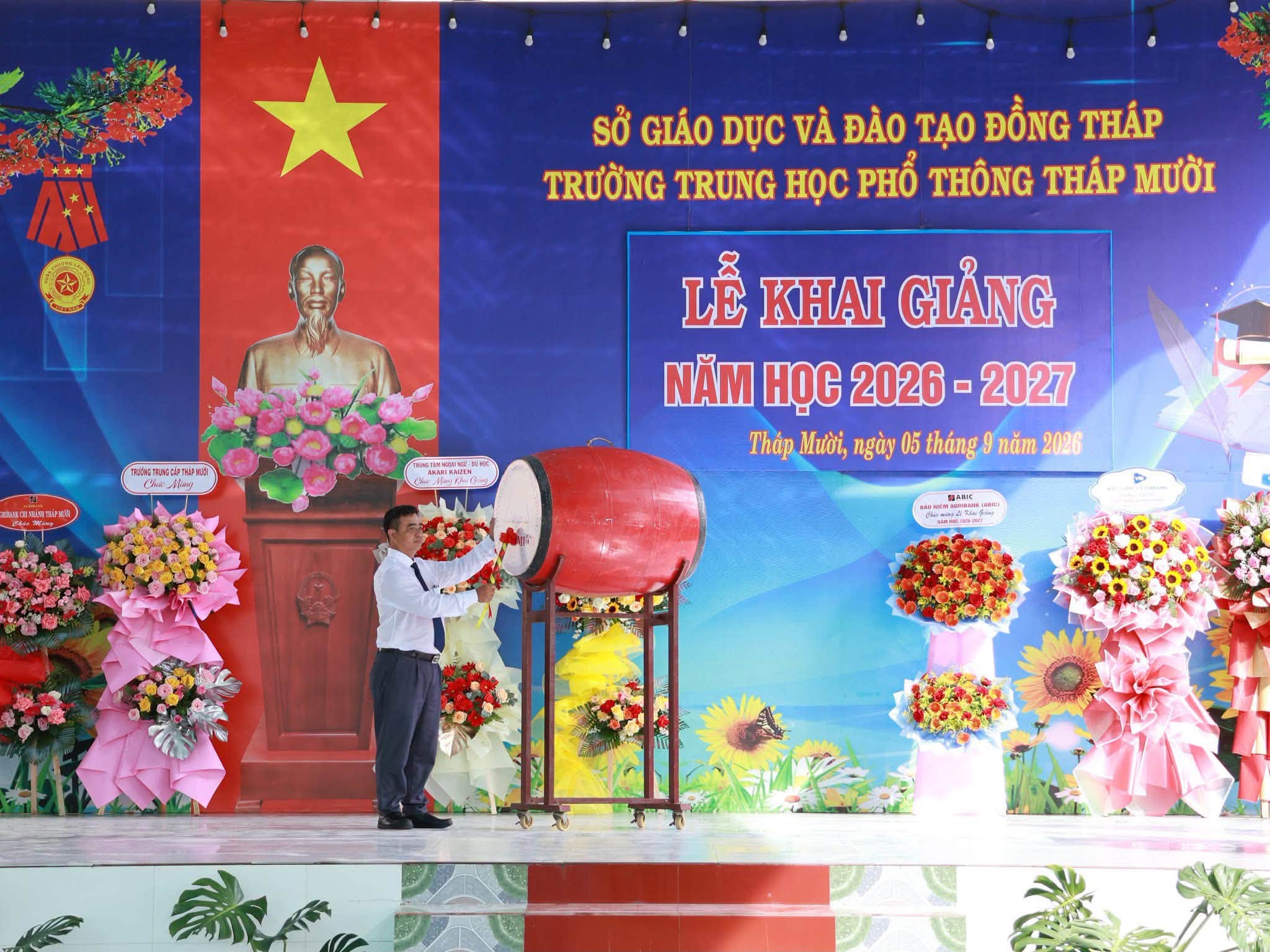 Trường THPT Tháp Mười long trọng tổ chức lễ khai giảng năm học 2026 - 2027
